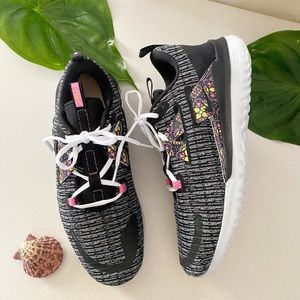 NIKE Womens Renew Arena Se Running Shoe